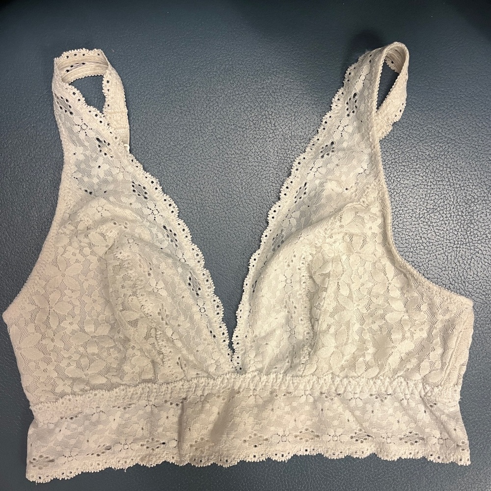 Wacoal white lace triangle bralette with hook closure. Size 36